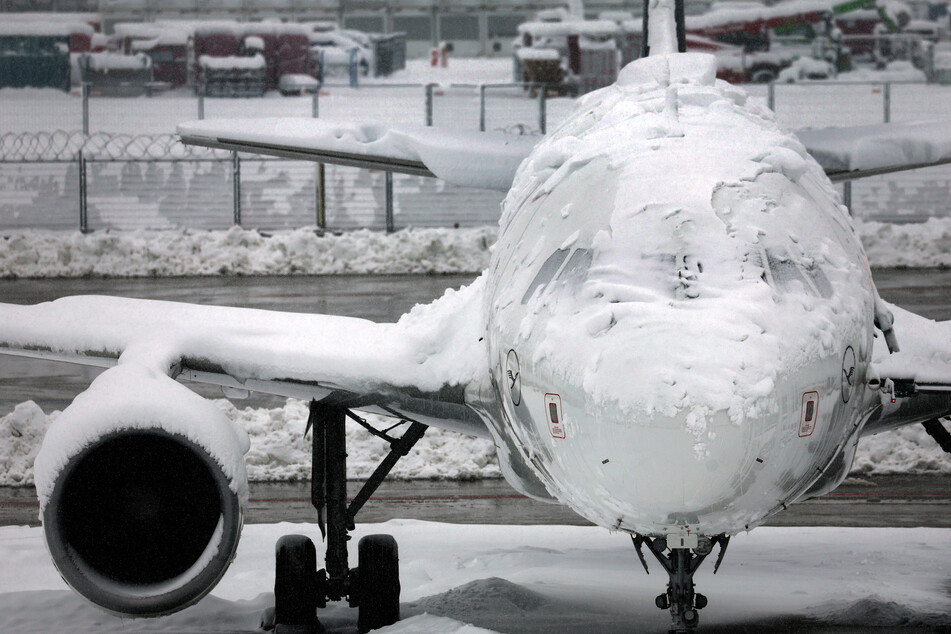 Am Flughafen Köln/Bonn kann es am Mittwoch (17. Januar) bei sehr starkem Schneefall und Glatteis zu Beeinträchtigungen kommen. (Symbolbild)