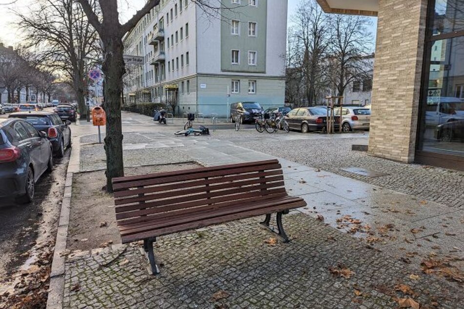 In Berlin-Mitte steht eine der neuen Sitzgelegenheiten.