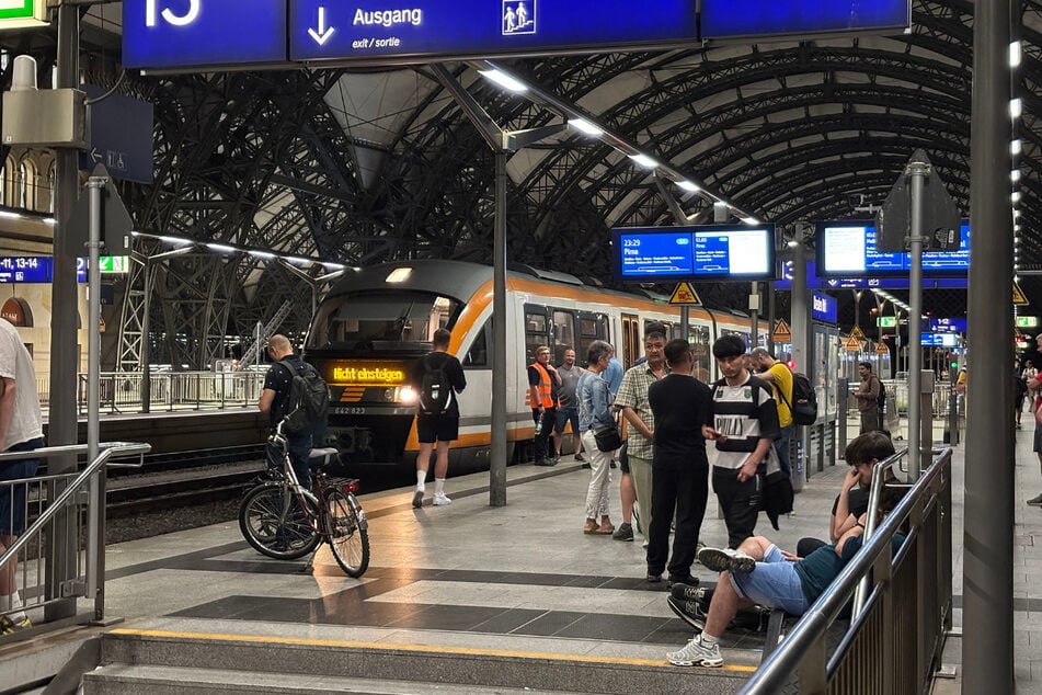 Zahlreiche Reisende warteten auf ihre Abfahrt.