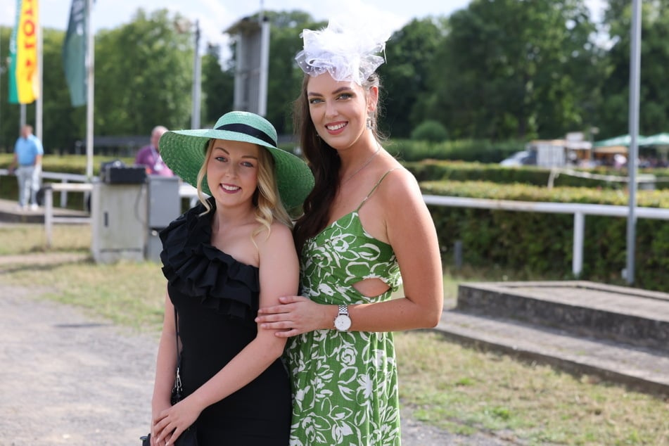 Auch diese jungen Frauen zeigten farblich gut aufeinander abgestimmt, wie man Hut und Fascinator zum Renntag am besten in Szene setzt.