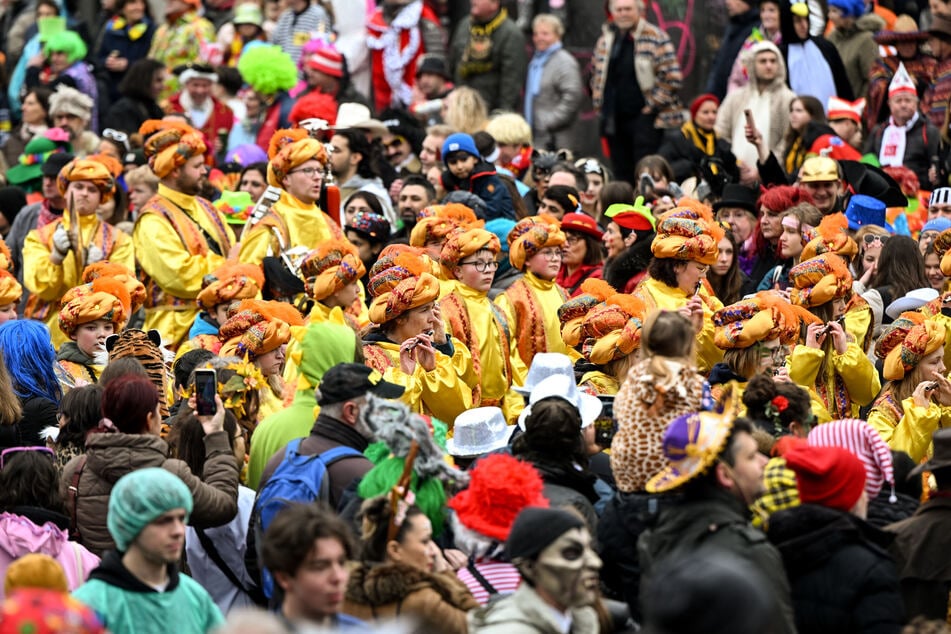 Zum Höhepunkt im Karneval rollen wieder kilometerlange Rosenmontagszüge durch die Hochburgen.