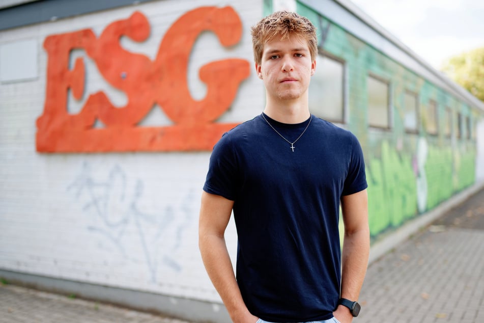 Elija Walks (20) Mutter hatte die Ausfälle dokumentiert. Jetzt klagt der Ex-Abiturient gegen das Land Rheinland-Pfalz.