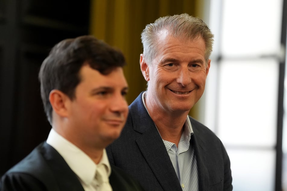 Stephan Hensel (60, r.), Ex-Ehemann und Vater der Kinder von Block und Anwalt Philip von der Meden, Vertreter der Nebenklage, stehen im Gerichtssaal im Landgericht Hamburg.