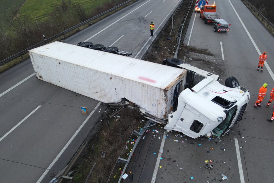 Der Lkw liegt nach dem Unfall auf beiden Richtungsfahrbahnen.