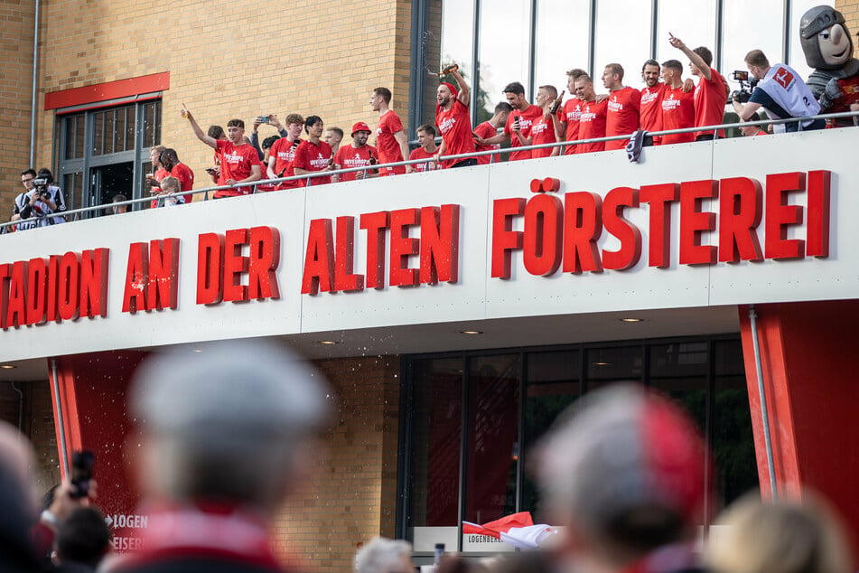 Die Spieler von Union Berlin feierten nach dem letzten Spiel mit den Fans.
