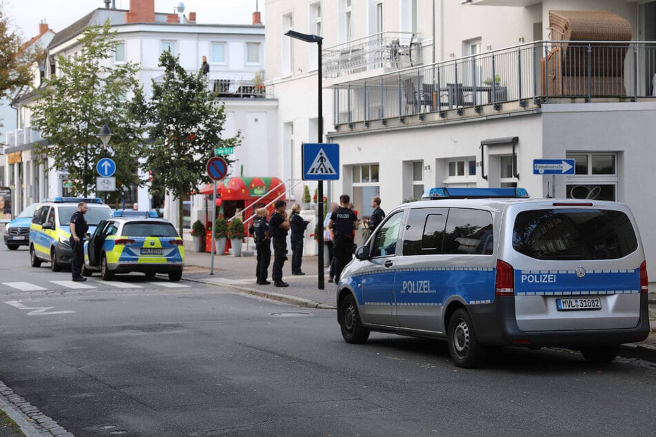 Zahlreiche Polizisten waren am Samstagmorgen in Warnemünde im Einsatz.