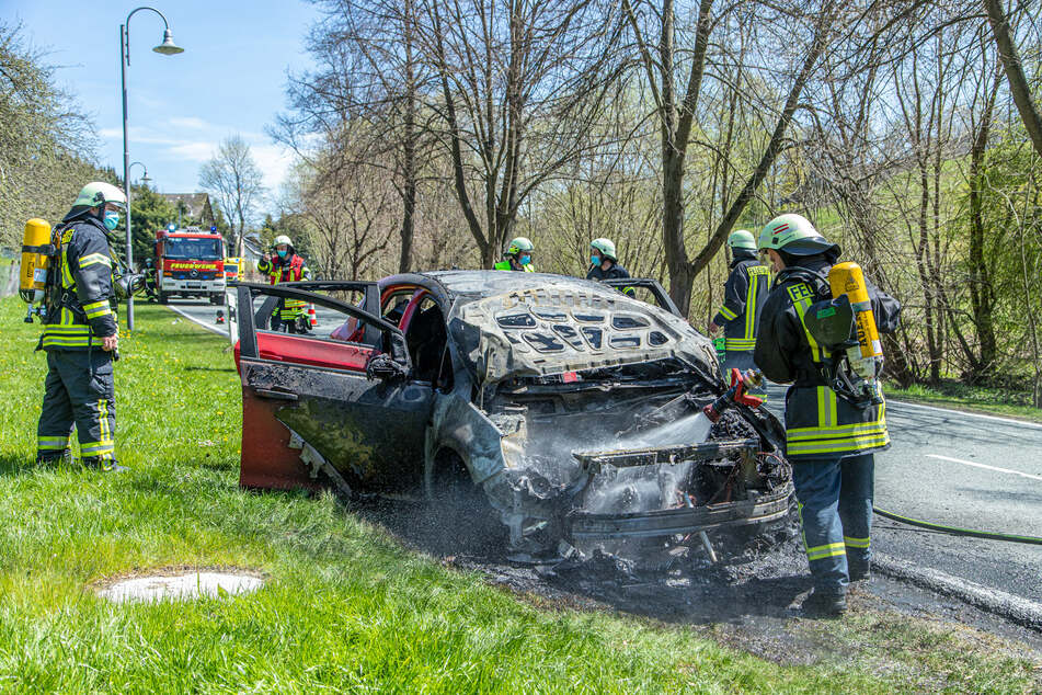 Feuerwehreinsatz in Großrückerswalde am Sonntagmittag: Ein Opel ging während der Fahrt in Flammen auf. Die Fahrerin konnte sich in Sicherheit bringen, wurde allerdings verletzt.