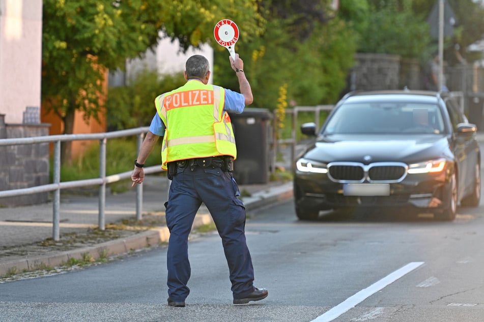 Die Polizei winkt eine Tempo-Sünderin in Chemnitz-Wittgensdorf aus dem Verkehr.