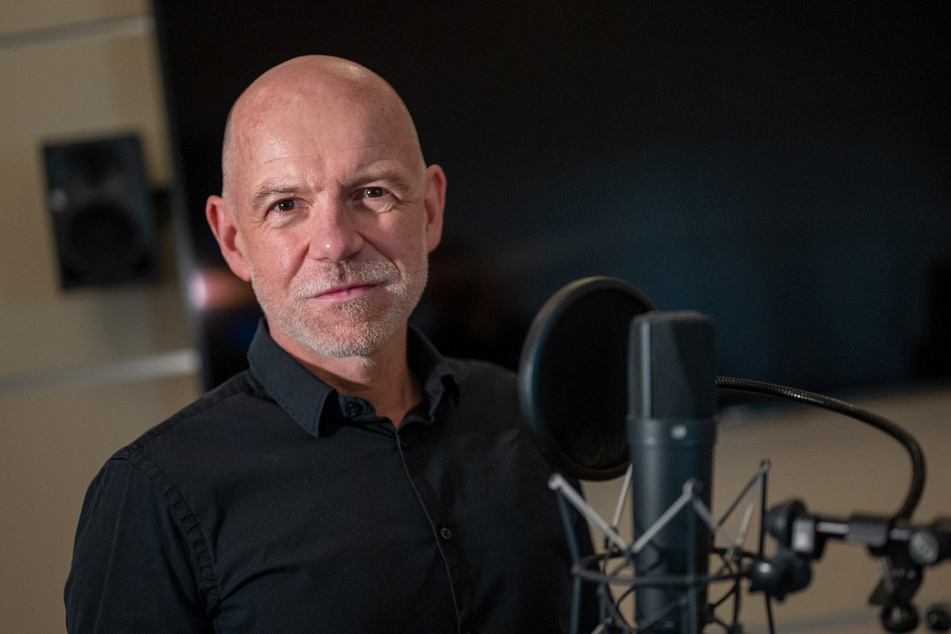 Dietmar Wunder liebt es, allein mit seiner Stimme Spannung zu erzeugen, und stellt sein Talent regelmäßig in den verschiedensten Krimi- und Thriller-Hörbüchern unter Beweis.