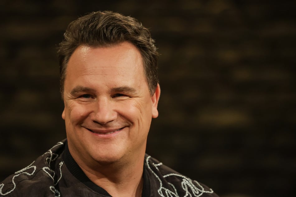 Der Modedesigner behält den Zettel erstmal und wartet auf den Besitzer.