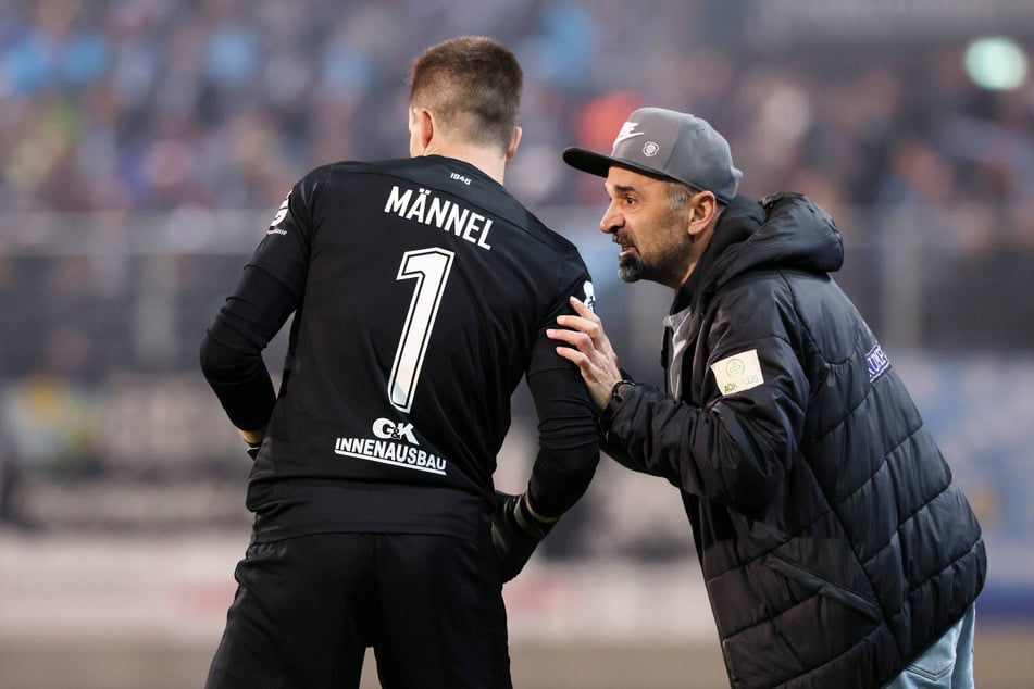 Trainer Khvicha Shubitidze (52, r.) ist stolz auf seinen Schlussmann Martin Männel (38).