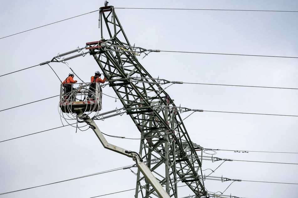 Teil der Bauarbeiten ist auch eine Neuverlegung einer unterirdischen Starkstromleitung in eine neu zu bauende Hochspannungskabeltrasse zwischen Mickten und Rähnitz. (Symbolfoto)