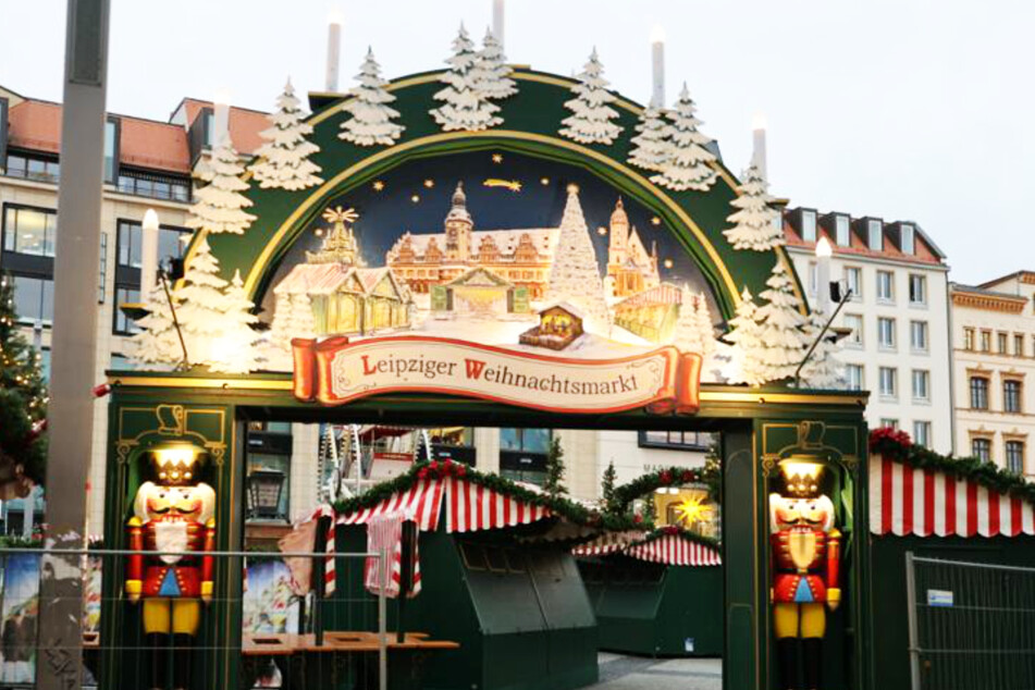 Die ersten Stände auf dem Leipziger Weihnachtsmarkt stehen schon.