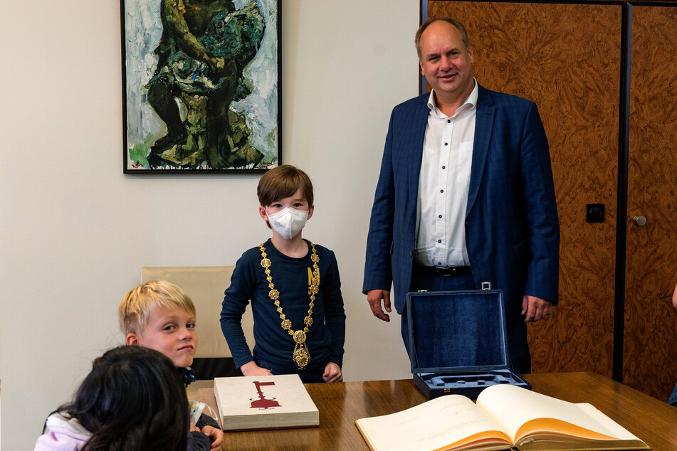 Carlo (8) durfte die goldene Amtskette des Oberbürgermeisters tragen.