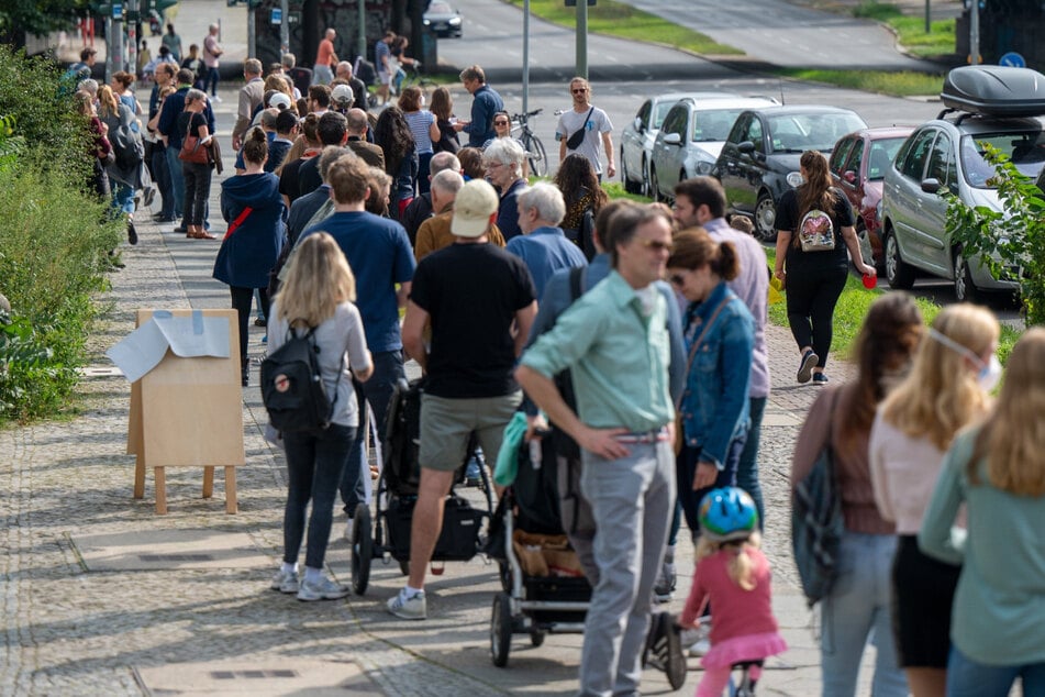 Den ganzen Tag über bildeten sich scheinbar endlose Schlangen vor Wahllokalen.