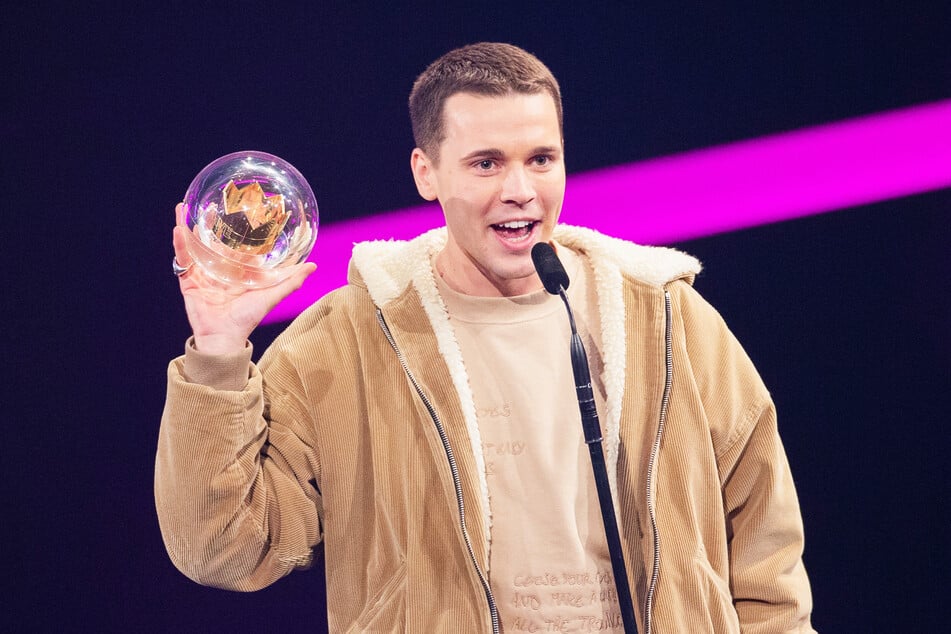 DJ Felix Jaehn freut sich bei der Verleihung der 1Live-Krone über die Auszeichnung in der Kategorie "Bester Dance Act".
