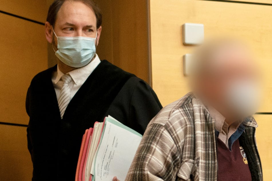 Der Angeklagte (r) wird von seinem Anwalt Norman Jacob (l) am 10. November in den Gerichtssaal geführt.