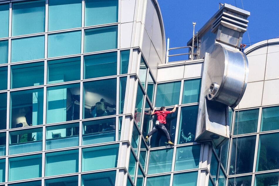 I-HWA CHENG / AFP Photo by I-HWA CHENG / AFP US rock climber Alex Honnold scales the Taipei 101 building without ropes or safety gear in Taipei on Sunday.