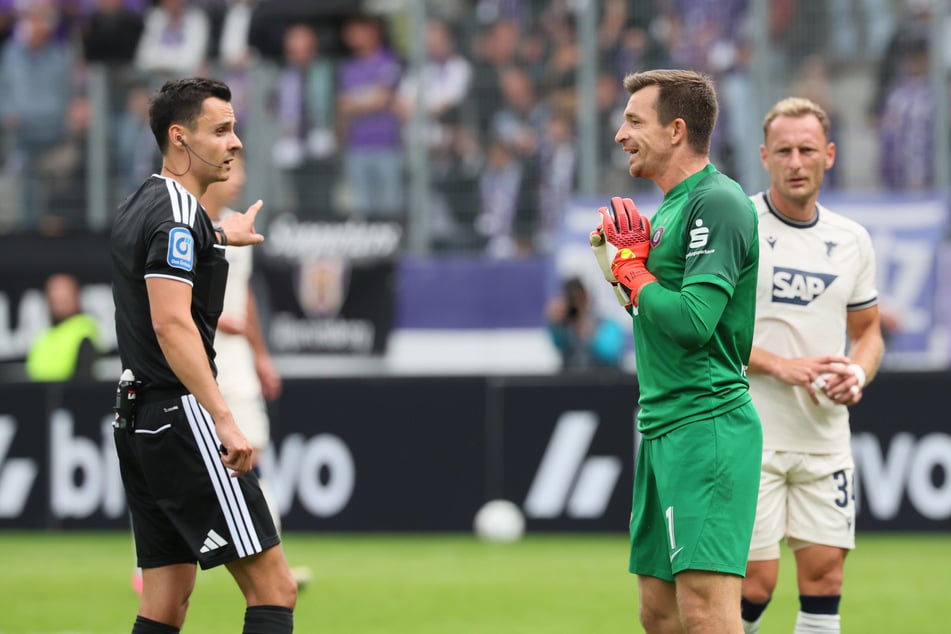 Nach dem 0:3 äußerte auch Martin Männel (38) starken Protest wegen eines möglichen Abseits - ohne Erfolg.