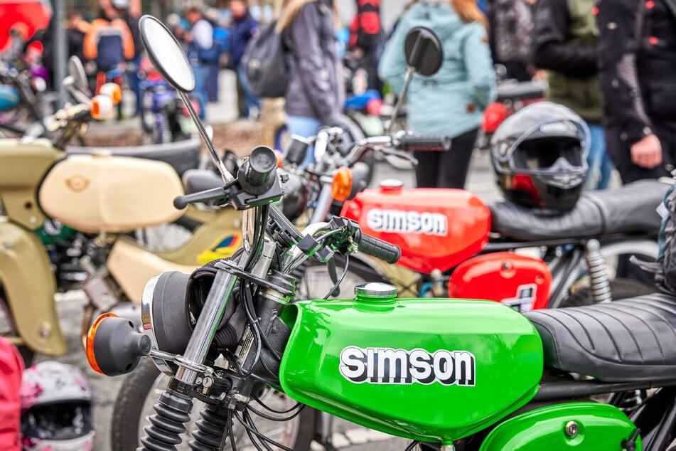 Simme fahren ist Kult. Zehntausende Simson-Mopeds knattern noch über die Straßen - vor allem im ländlichen Raum in Ostdeutschland. Dort ermöglichen sie Jugendlichen Mobilität.