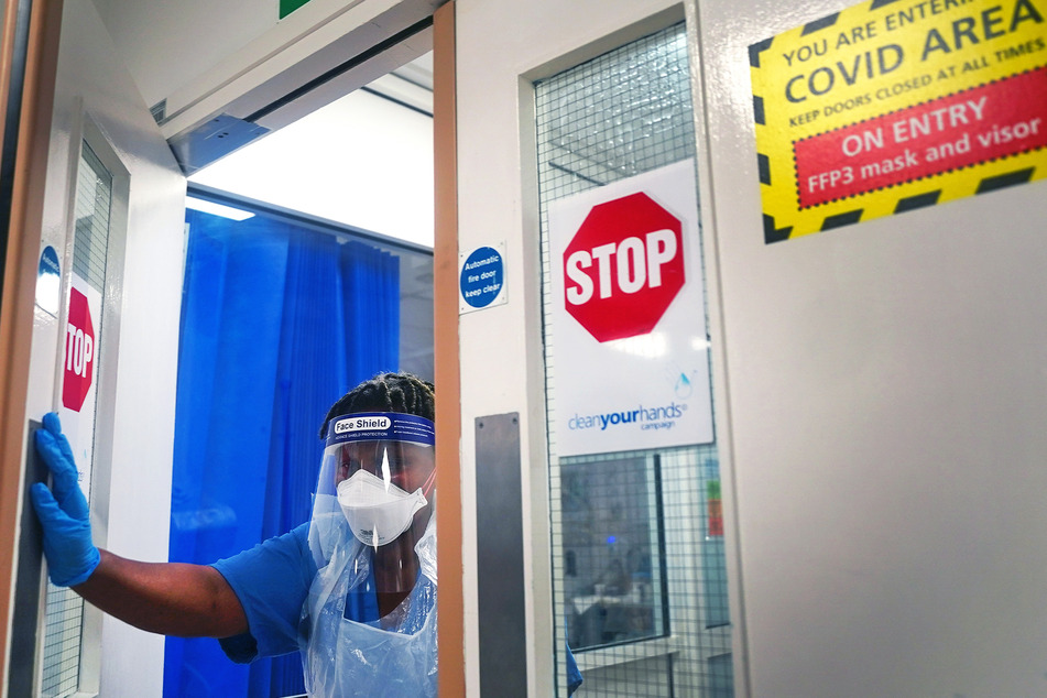 Eine Krankenschwester geht durch eine Station für Corona-Patienten im King's College Hospital im Südosten Londons. (Symbolbild)