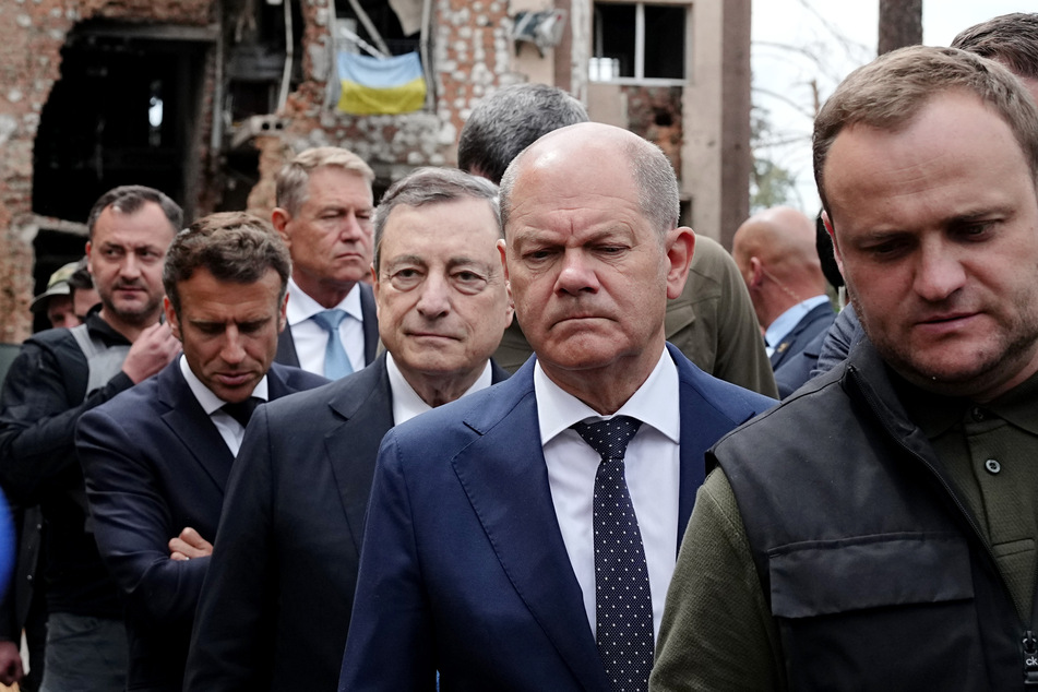 Bundeskanzler Olaf Scholz (64, 2.v.r., SPD) mit Mario Draghi (74, 3.v.r.), Ministerpräsident von Italien, Klaus Iohannis (63, 3.v.l.), Präsident von Rumänien, und Emmanuel Macron (44, 2.v.l.), Präsident von Frankreich, in Irpin.