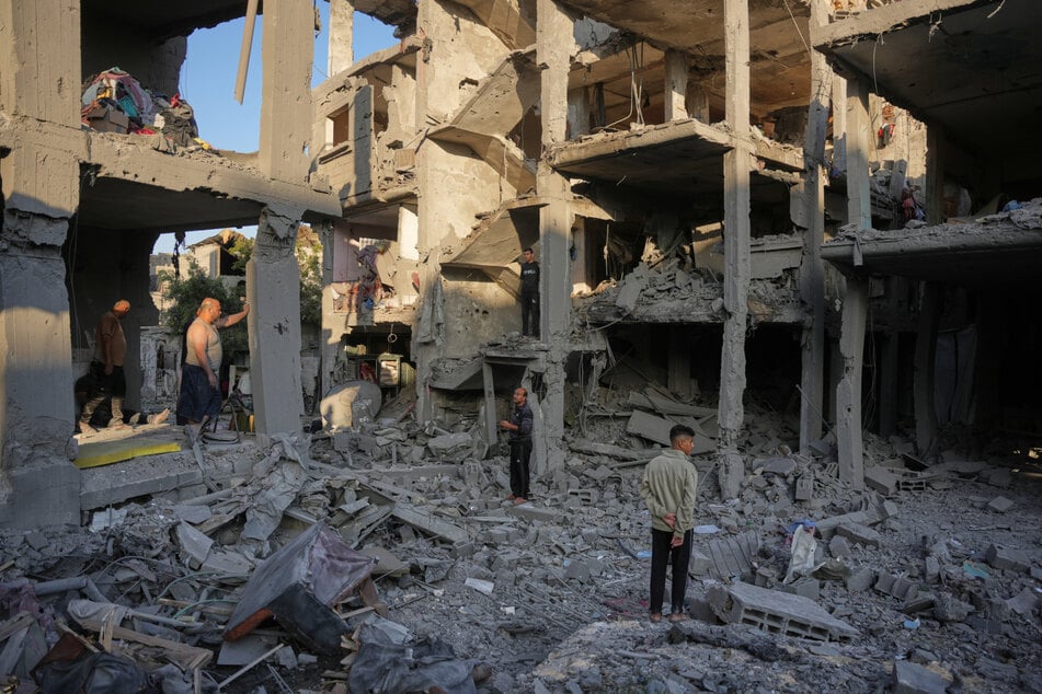 Palästinenser inspizieren ein Gebäude, das bei einem israelischen Luftangriff zerstört wurde, im Flüchtlingslager al-Maghazi im zentralen Gazastreifen.
