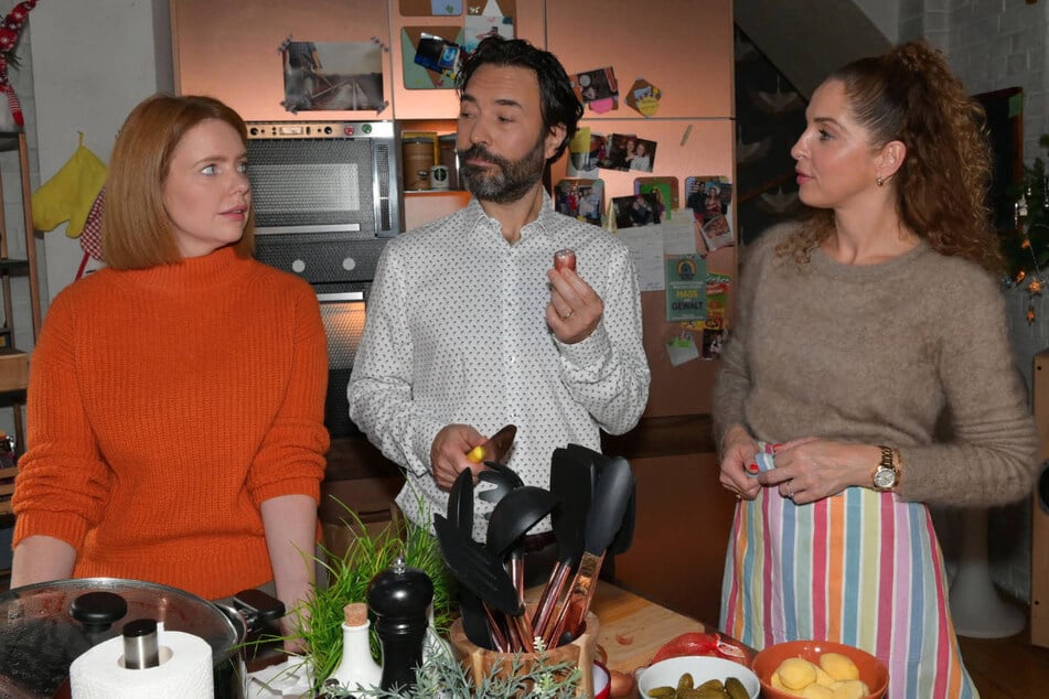 Pedro Navarro überrascht seine Frau Nina (r.) und Stieftochter Toni zu Weihnachten.