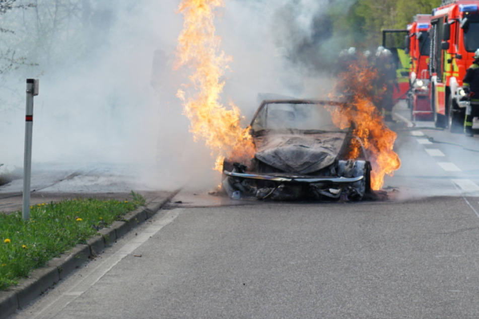 Corvette-Oldtimer fängt während Fahrt Feuer und brennt vollständig aus