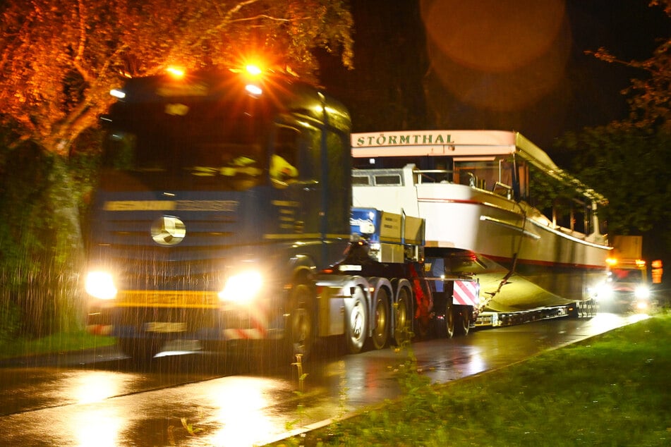 Kurz nach 22 Uhr fuhr der Schwerlasttransport mit der "MS Störmthal" im Leipziger Neuseenland los.