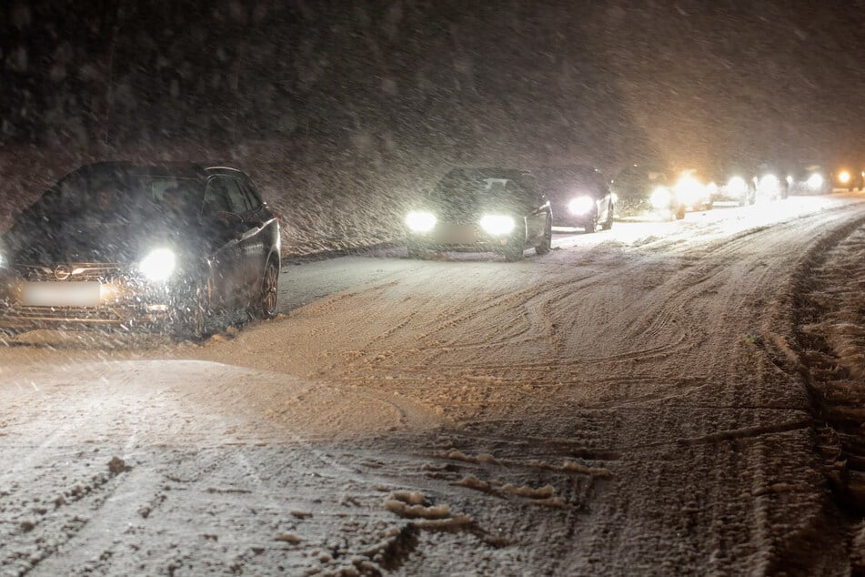 Auf der S258 bei Elterlein kam es zu Stau: Schnee und Glätte sorgten für eine spiegelglatte Straße.