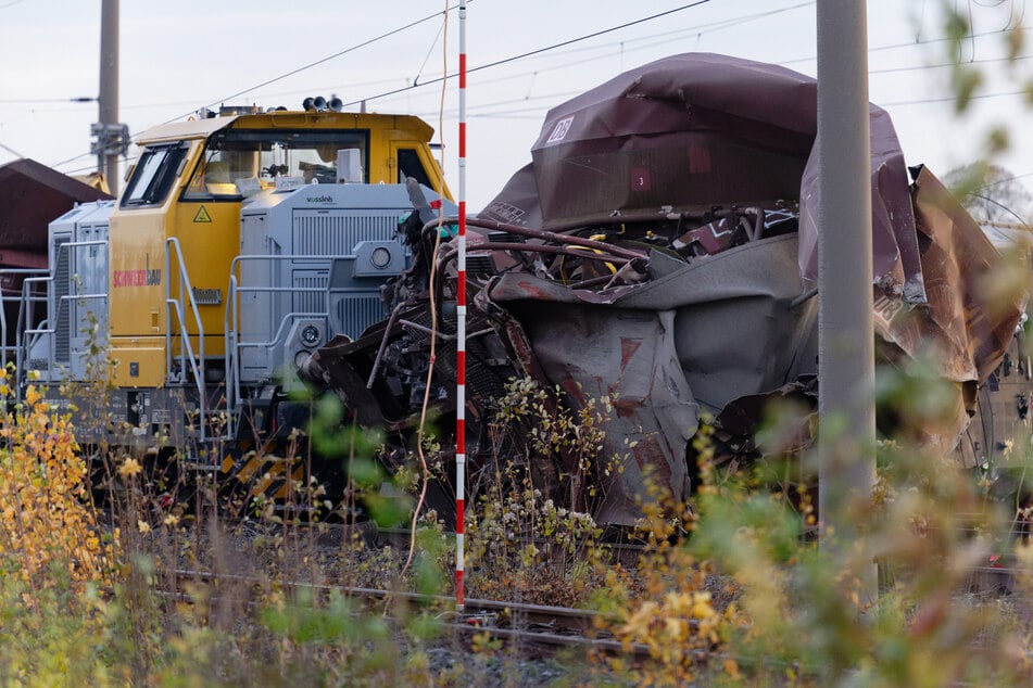 Bei dem Unfall wurden in der Nacht zu Freitag drei Menschen verletzt.