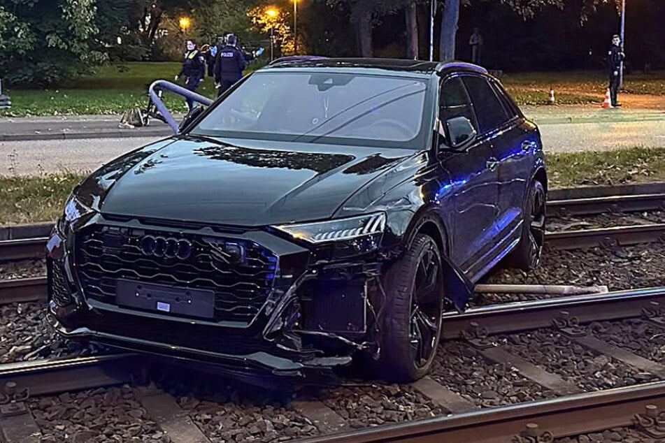 Der am Unfall beteiligte Audi blieb im Gleisbett stehen, was für Beeinträchtigungen im Bahnverkehr sorgte.