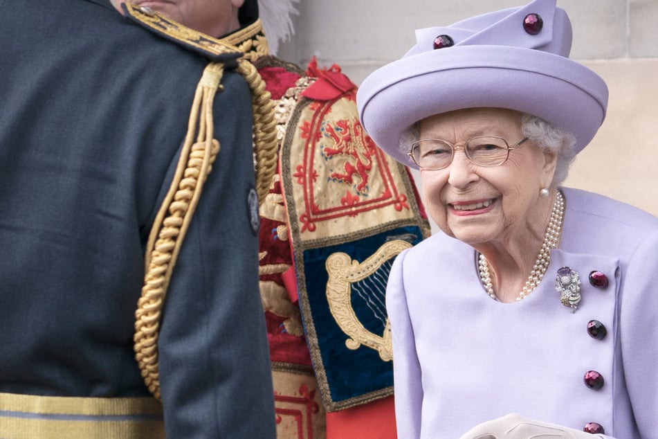 Große Sorge um Queen Elizabeth II. (96)! Royale Familie auf dem Weg zu Schloss Balmoral
