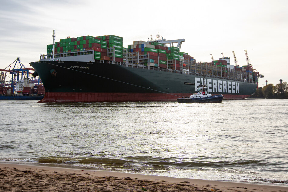 Damit weiter riesige Containerschiffe auf der Elbe nach Hamburg gelangen können, wird der Fluss regelmäßig ausgebaggert.