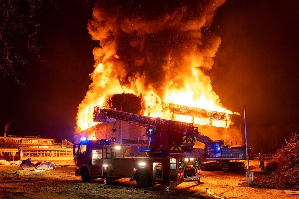 In Tostedt hat am gestrigen Dienstagabend eine Turnhalle lichterloh gebrannt. Die Feuerwehr war mit mehr als 150 Kräften im Einsatz.