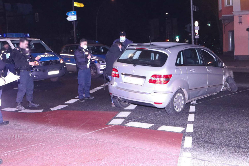 Der Unfallwagen ist mit gebrochener Radaufhängung mitten auf der Kreuzung Baumschulenstraße/Südostallee liegen geblieben.