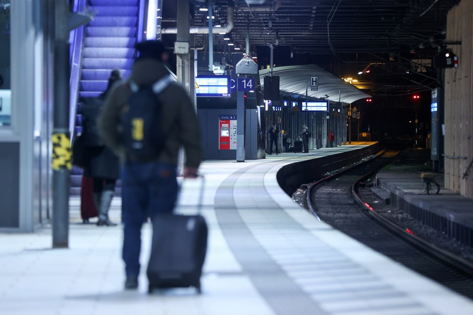 Ein 30-jähriger Mann war in der Nacht zu Montag unerlaubt auf die Gleise im Hamburger Hauptbahnhof gestiegen. (Symbolbild)