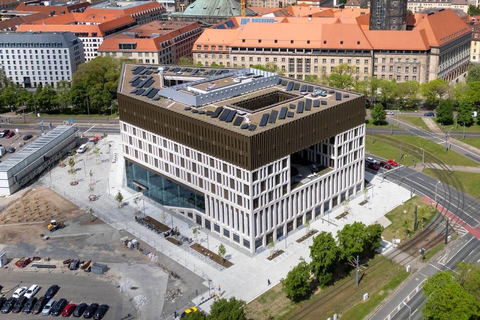Die grüne Wand gehört zu den Hinguckern im neuen Verwaltungszentrum der Stadt.