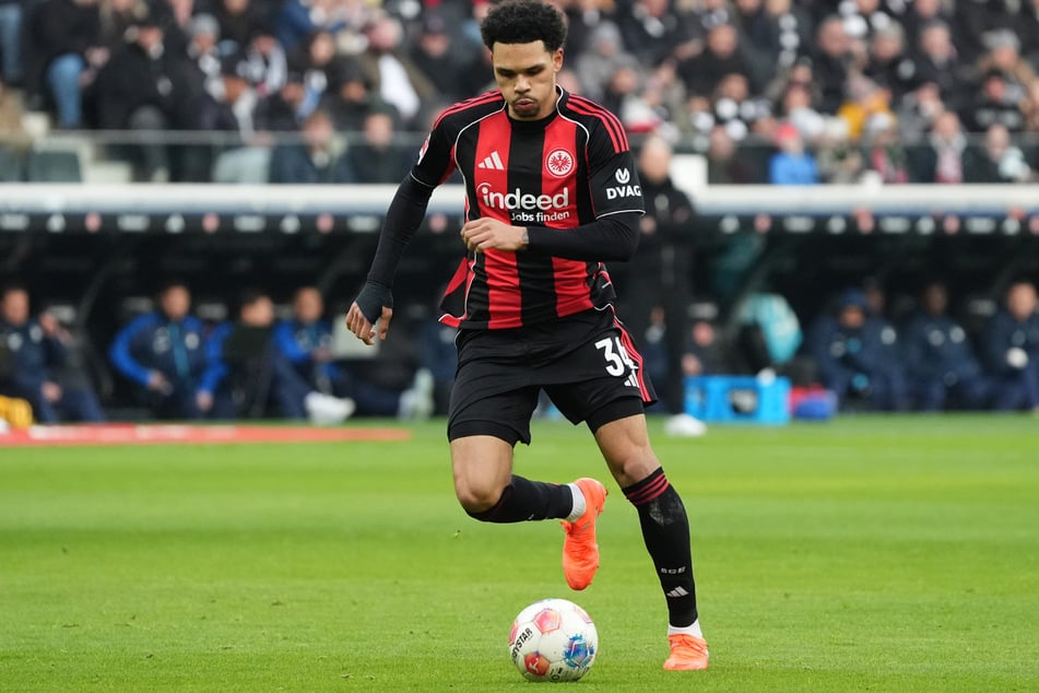 Für Eintracht Frankfurts Nnamdi Collins (22) dürfte nach seiner OP sowohl die Saison als auch die WM im Sommer gelaufen sein.