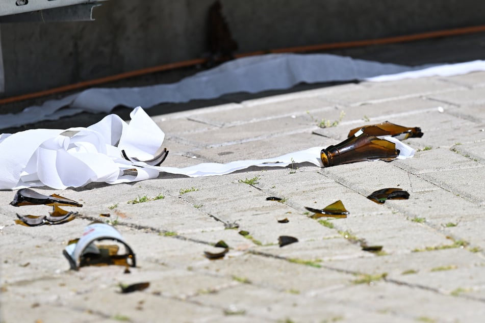 Der 37-Jährige schlug so fest mit der Bierflasche auf sein Opfer ein, dass diese zerbrach. (Symbolbild)