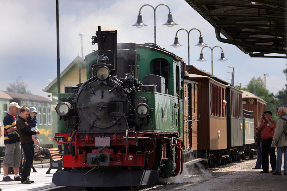 Seit 1884 verkehrt die Schmalspurbahn, auch "Lößnitzdackel" genannt, vom sächsischen Radebeul nach Radeburg. 17 Brücken und 11 Bahnhöfe liegen an der Strecke.