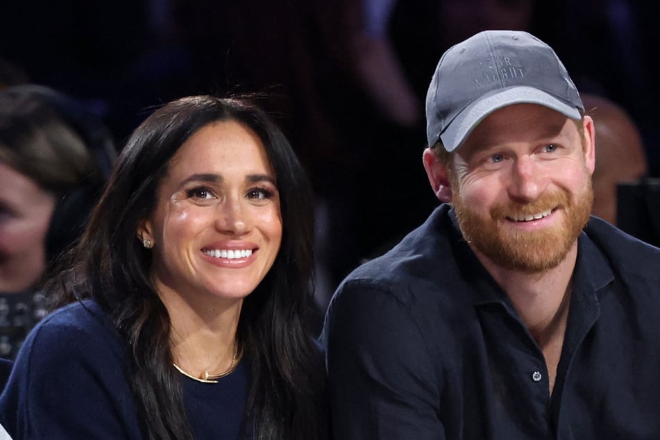 Prince Harry (r.) and Meghan Markle are reportedly set to return to the UK with their kids in July.