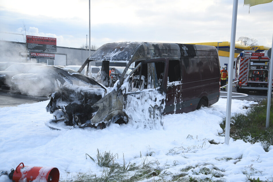 Die Feuerwehr löschte den Brand mit einem Schaum.