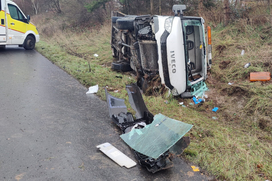 Unfall A7: Überholvorgang auf der A7 geht schief: Fahrer im umgekippten Transporter schwer verletzt