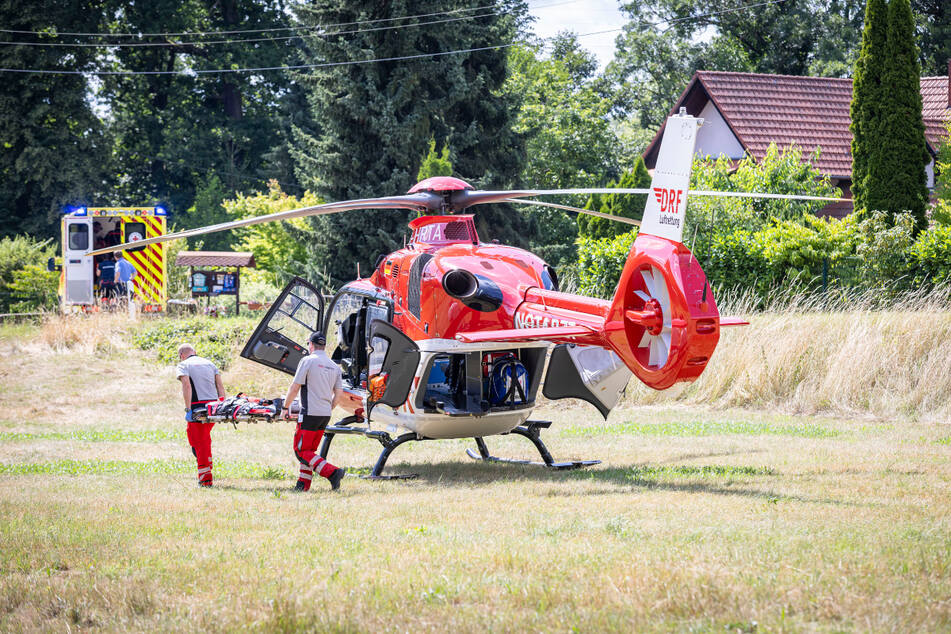 Rettungssanitäter brachten die schwer verletzte Frau in ein Krankenhaus.