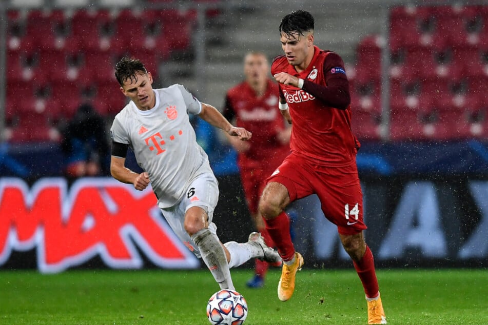 Dominik Szoboszlai (r.) im Duell mit Joshua Kimmich beim CL-Gruppenspiel von RB Salzburg gegen den FC Bayern München.