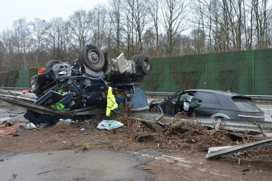 Sowohl der Lkw-Fahrer (57) als auch die Fahrerin (41) des anderen beteiligten Wagens wurden wie durch ein Wunder nur leicht verletzt.