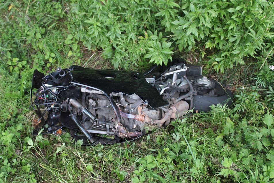 Das Motorrad wurde nach dem Unfall schwer beschädigt abgeschleppt.