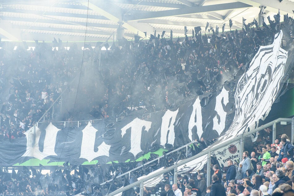 Auf den Rängen gaben die rund 3000 mitgereisten Eintracht-Fans wieder einmal alles.